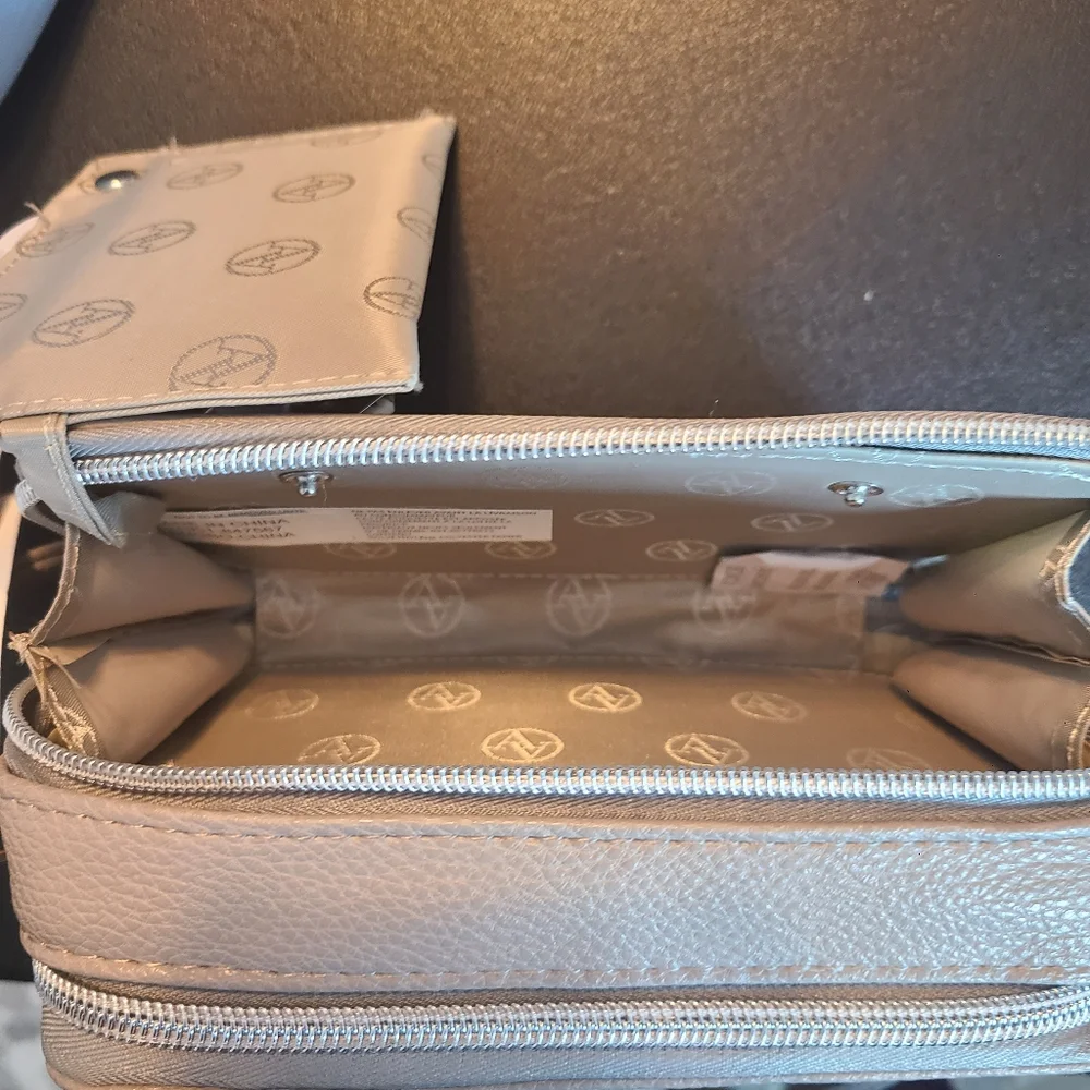 Adrienne Vittadini Studio Phone Charging RFID Wallet Crossbody Grey w/Cord Z NWT